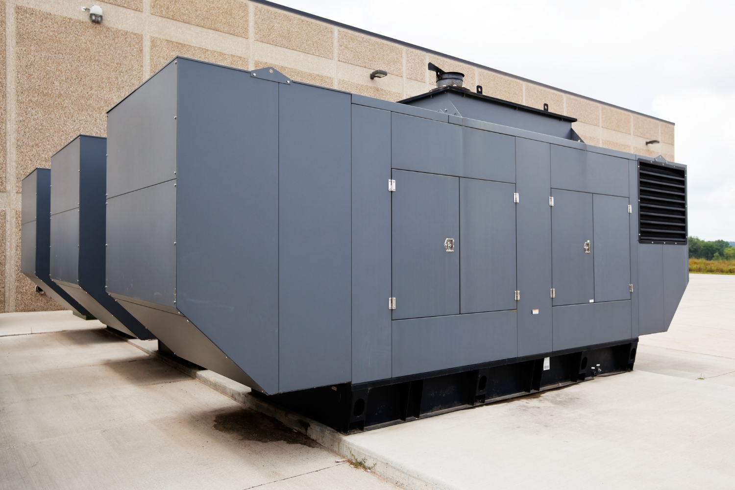Commercial backup generator with battery energy storage system Commercial backup generator with battery energy storage system